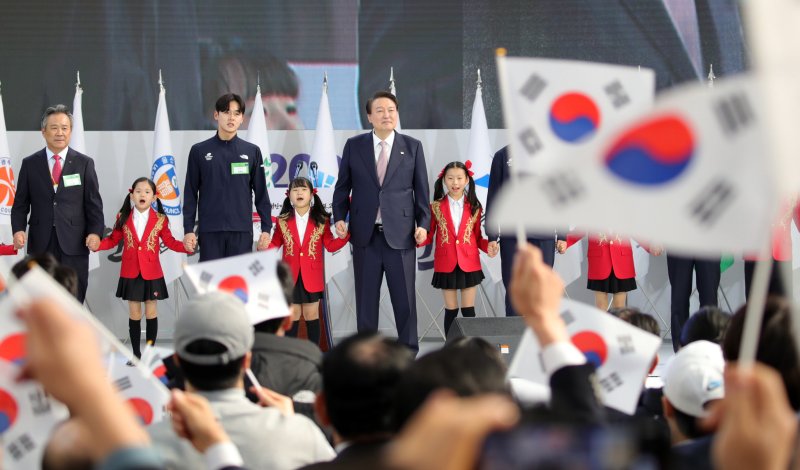 윤석열 대통령이 14일 충북 진천선수촌에서 열린 2023 대한민국 체육비전 보고회에서 주요 내빈들과 '손에 손잡고'를 합창하고 있다. 2023.02.14. yesphoto@newsis.com /사진=뉴시스