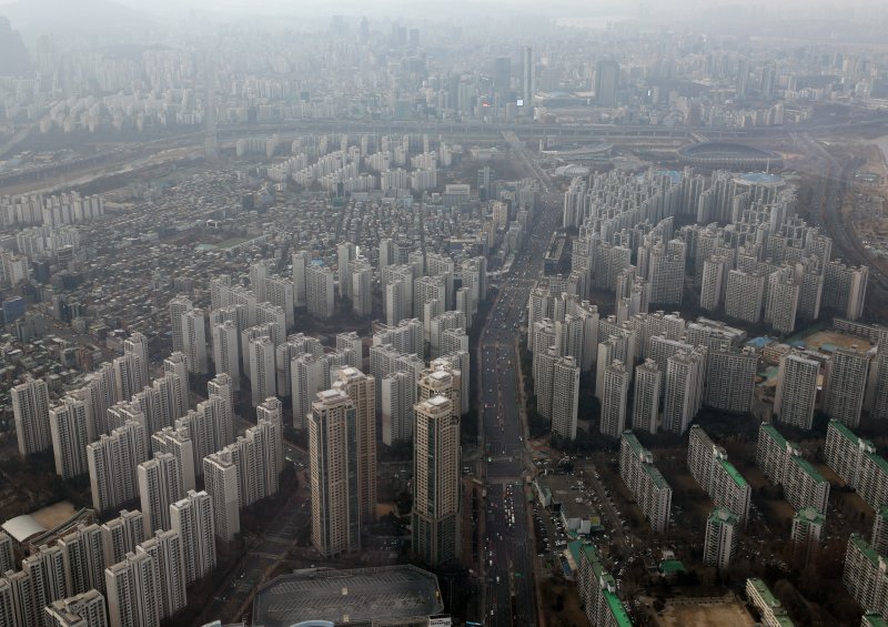 지난해 6월부터 서울 아파트 전세가격이 하락하면서 올해 1월 전세평균가격이 6억1031만원을 기록했다. 사진은 서울 아파트 단지 모습. /뉴스1