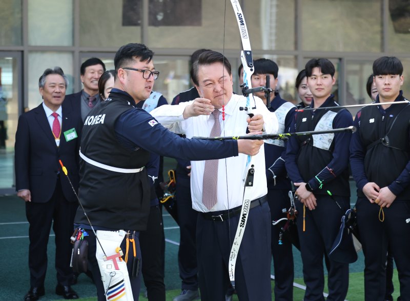 윤석열 대통령이 14일 충북 진천선수촌에서 열린 2023 대한민국 체육비전 보고회를 마친 뒤 양궁장을 방문해 양궁 체험을 하고 있다. (대통령실통신사진기자단) / 사진=뉴시스화상