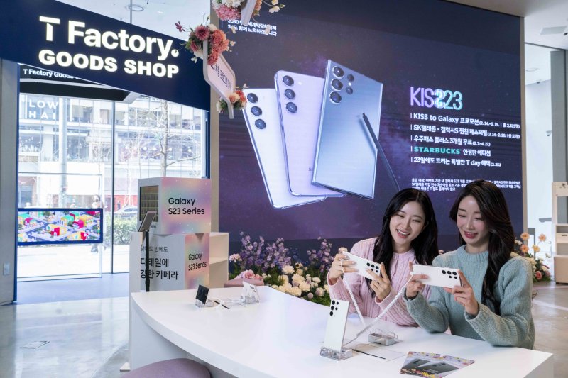 [서울=뉴시스]SK텔레콤은 14일부터 갤럭시 S23/S23+/S23 울트라의 사전 개통을 시작한다고 밝혔다. 사진은 SKT 홍보모델이 홍대 ICT 멀티플렉스 T팩토리에 설치된 갤럭시 S23 체험존에서 갤럭시S23을 소개하는 모습. (사진=SK텔레콤 제공)