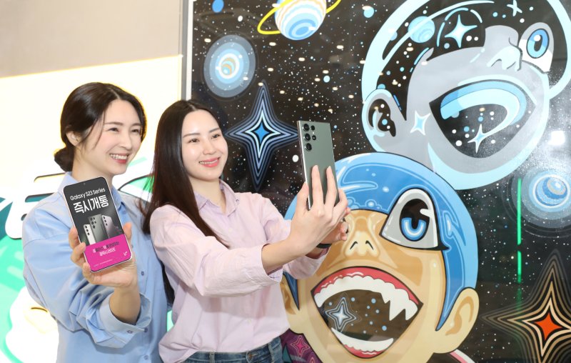 [서울=뉴시스]LG유플러스가 14일부터 17일까지 삼성전자 플래그십 스마트폰 ‘갤럭시 S23 시리즈’의 사전개통을 시작한다. 사진은 갤럭시 S23 시리즈를 소개하는 LG유플러스 모델의 모습. (사진=LG유플러스 제공)