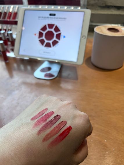 아모레 성수에서는 '립 피커 바이 컬러테일러' 서비스를 통해 맞춤형 립 메이크업 제품을 즉석에서 만들 수 있다. 사진=정상희 기자