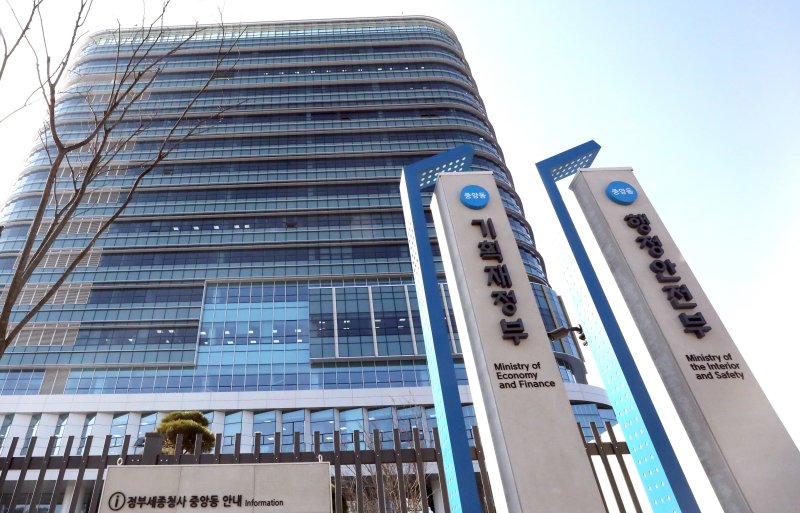 세종시 어진동에 개청한 정부세종청사 중앙동에 15일부터 행정안전부와 기획재정부가 입주를 시작한다.중앙동에는 2개 부처 약 2,800여 명이 근무하게 된다 2023.2.14/뉴스1 ⓒ News1 김기남 기자