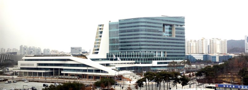 세종시 어진동에 개청한 정부세종청사 중앙동에 15일부터 행정안전부와 기획재정부가 입주를 시작한다. 지하 3층 지상 15층 업무동과, 지하2층 지상4층 민원동으로 분리하여 민원동에 편의시설 및 지원시설을 집중배치 했다. 중앙동에는 2개 부처 약 2,800여 명이 근무하게 된다 2023.2.14/뉴스1 ⓒ News1 김기남 기자