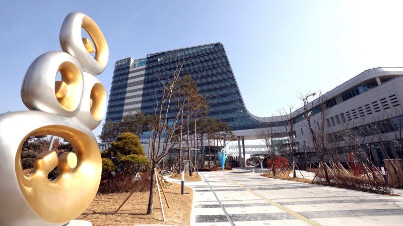 세종시 어진동에 개청한 정부세종청사 중앙동 곳곳에 설치된 미술 조형물이 딱딱하게 느껴질 수 있는 정부기관의 이미지를 민원인들이 편안하게 입구를 들어설 수 있게 만들어 주고 있다. 2023.2.14/뉴스1 ⓒ News1 김기남 기자