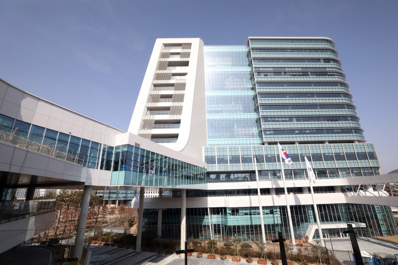 세종시 어진동에 개청한 정부세종청사 중앙동에 15일부터 행정안전부와 기획재정부가 입주를 시작한다. 지하 3층 지상 15층 업무동과, 지하2층 지상4층 민원동으로 분리하여 민원동에 편의시설 및 지원시설을 집중배치 했다. 2023.2.14/뉴스1