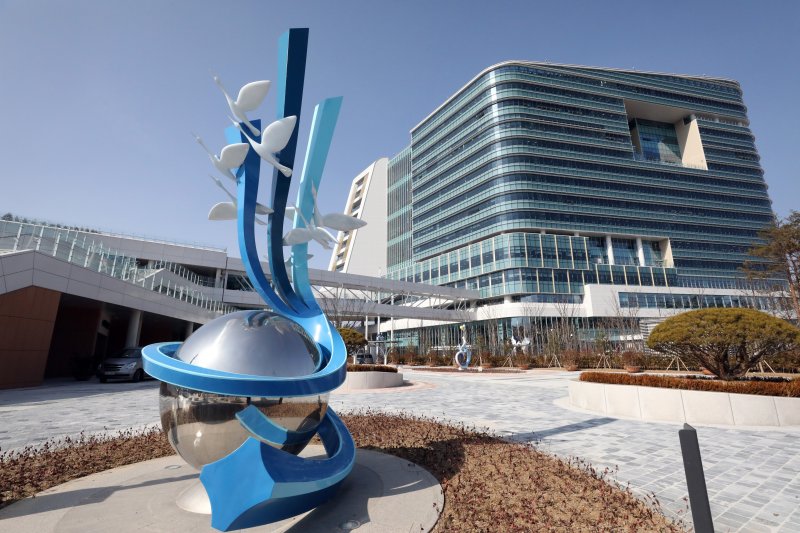 지하 3층 지상 15층 업무동과, 지하2층 지상4층 민원동으로 분리하여 민원동에 편의시설 및 지원시설을 집중배치 했다. 2023.2.14/뉴스1 ⓒ News1 김기남 기자