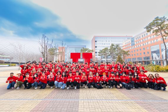 유타대학교 아시아캠퍼스 봄학기 신입생들이 2023학년도 봄학기 입학식 후 기념 촬영을 하고 있다.