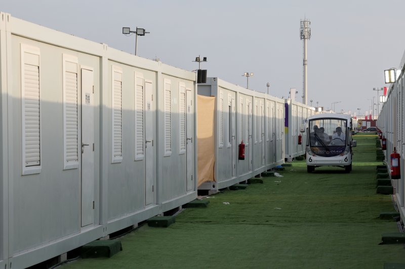 2022카타르 월드컵 개막을 사흘 앞둔 17일(현지시간) 카타르 도하 하마드 국제공항 인근에 조립식 컨테이너 형태로 조성된 '팬 빌리지'에서 관계자들이 버기카를 타고 이동하고 있다. 2022.11.17/뉴스1 ⓒ News1 이광호 기자