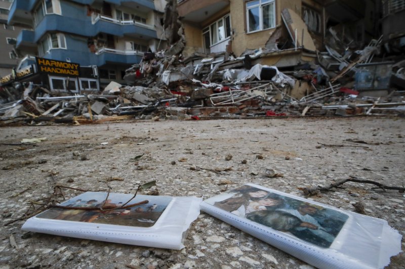 12일 오전(현지시간) 튀르키예 하타이 주 안타키아 지진 피해 현장에 가족사진이 남아있다. 2023.2.12/뉴스1 ⓒ News1 김도우 기자