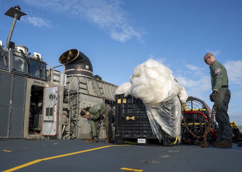지난 10일(현지시간) 미국 동부 해안에서 미 해군들이 지난 4일 격추된 중국의 '정찰 풍선'의 추가 잔해를 정리하고 있다.EPA연합뉴스