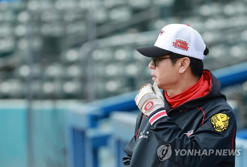 훈련 살피는 KIA 타이거즈 김종국 감독 훈련 살피는 KIA 타이거즈 김종국 감독 (투손[미국 애리조나주]=연합뉴스) 홍해인 기자 = KIA 타이거즈 김종국 감독이 14일(현지시간) 미국 애리조나주 투손 키노 스포츠 콤플렉스의 소속팀 스프링캠프 훈련장에서 선수들의 타격 훈련 모습을 지켜보고 있다. 2023.2.15 hihong@yna.co.kr (끝)