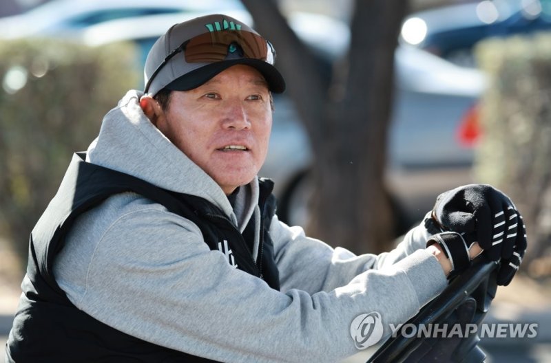 KIA 대표팀 투수 살피는 WBC 이강철 감독 KIA 대표팀 투수 살피는 WBC 이강철 감독 (투손[미국 애리조나주]=연합뉴스) 홍해인 기자 = 월드베이스볼클래식(WBC) 2023 대한민국 국가대표팀 감독인 kt wiz 이강철 감독이 14일(현지시간) 미국 애리조나주 투손 키노 스포츠 콤플렉스의 KIA 타이거즈 스프링캠프 훈련장 앞에서 카트를 타고 먼발치에서 WBC 대표팀 투수로 선발된 양현종, 이의리의 투구를 살펴보고 있다. 2023.2.15 hihong@yna.co.kr (끝)