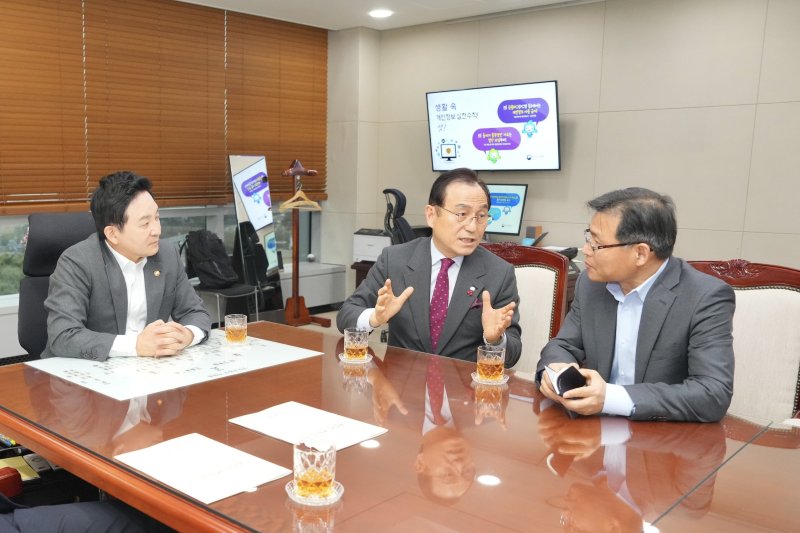박상돈 천안시장(가운데)이 원희룡 국토교통부 장관(왼쪽)을 만나 종축장 이전부지의 국가산업단지 후보지 선정 필요성을 설명하고 있다. (천안시청 제공)