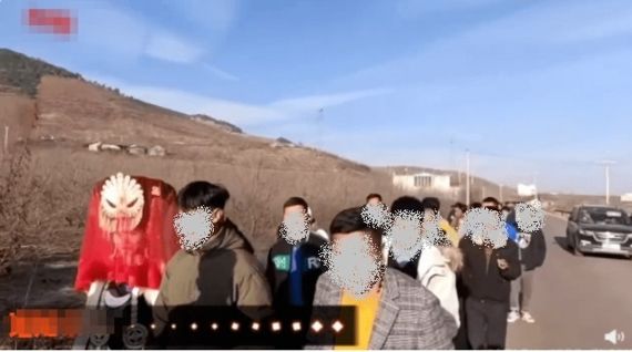 중국의 음력설인 춘제에 고향의 가족들을 찾았다가 낯선 남성과의 결혼을 강요받은 19세 소녀. 출처=웨이보