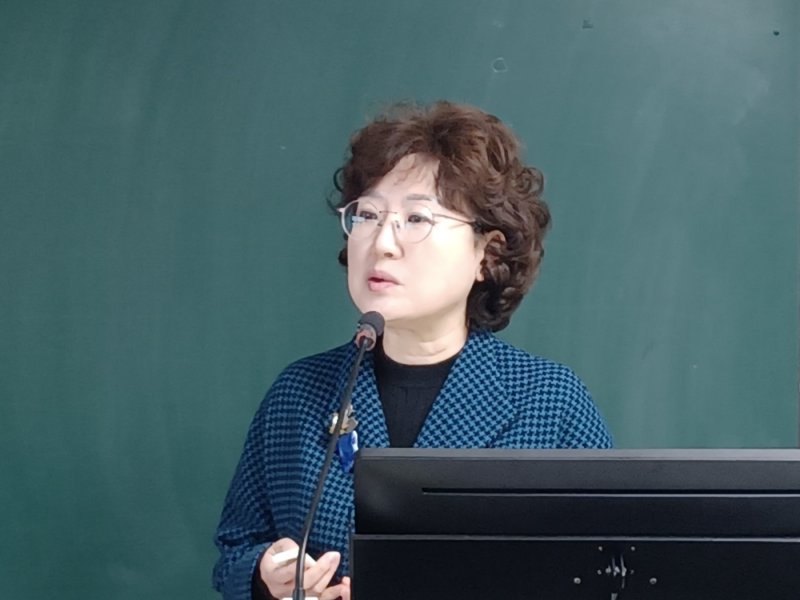 전남대학교 생활복지학과 이정화 교수가 15일 광주시 서구와 KT(대표이사 구현모)가 추진한 'AI 스피커 기반 케어서비스'에 대한 연구보고서를 발표하고 있다. ⓒ News1 박영래 기자