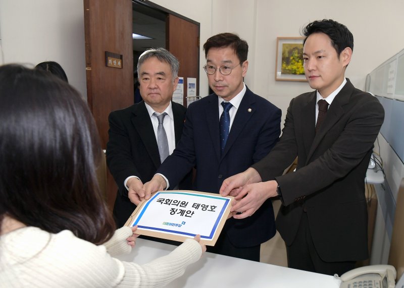 위성곤 더불어민주당 원내수석부대표(가운데)와 송재호(왼쪽), 김한규 의원이 15일 오전 서울 여의도 국회 의안과에 ‘제주 4·3사건’ 발언과 관련 태영호 의원 징계안을 제출하고 있다. (공동취재) 2023.2.15/뉴스1 ⓒ News1 이재명 기자 /사진=뉴스1