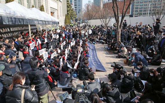 이태원참사 유가족들이 15일 서울광장에 마련된 합동분향소에서 서울시의 행정대집행을 규탄하는 기자회견을 하고있다. 사진=박범준 기자