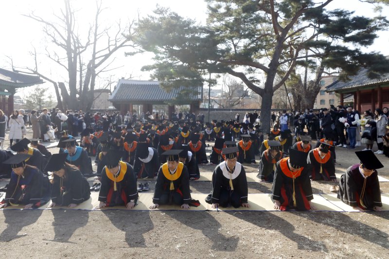 [서울=뉴시스] 최동준 기자 = 15일 서울 종로구 성균관대학교 대성전에서 졸업생들이 학위수여식 전 고유례를 봉행하고 있다. 2023.02.15. photocdj@newsis.com