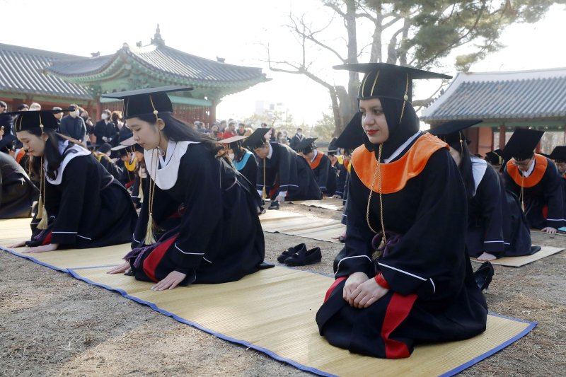 [서울=뉴시스] 최동준 기자 = 15일 서울 종로구 성균관대학교 대성전에서 졸업생들이 학위수여식 전 고유례를 봉행하고 있다. 2023.02.15. photocdj@newsis.com