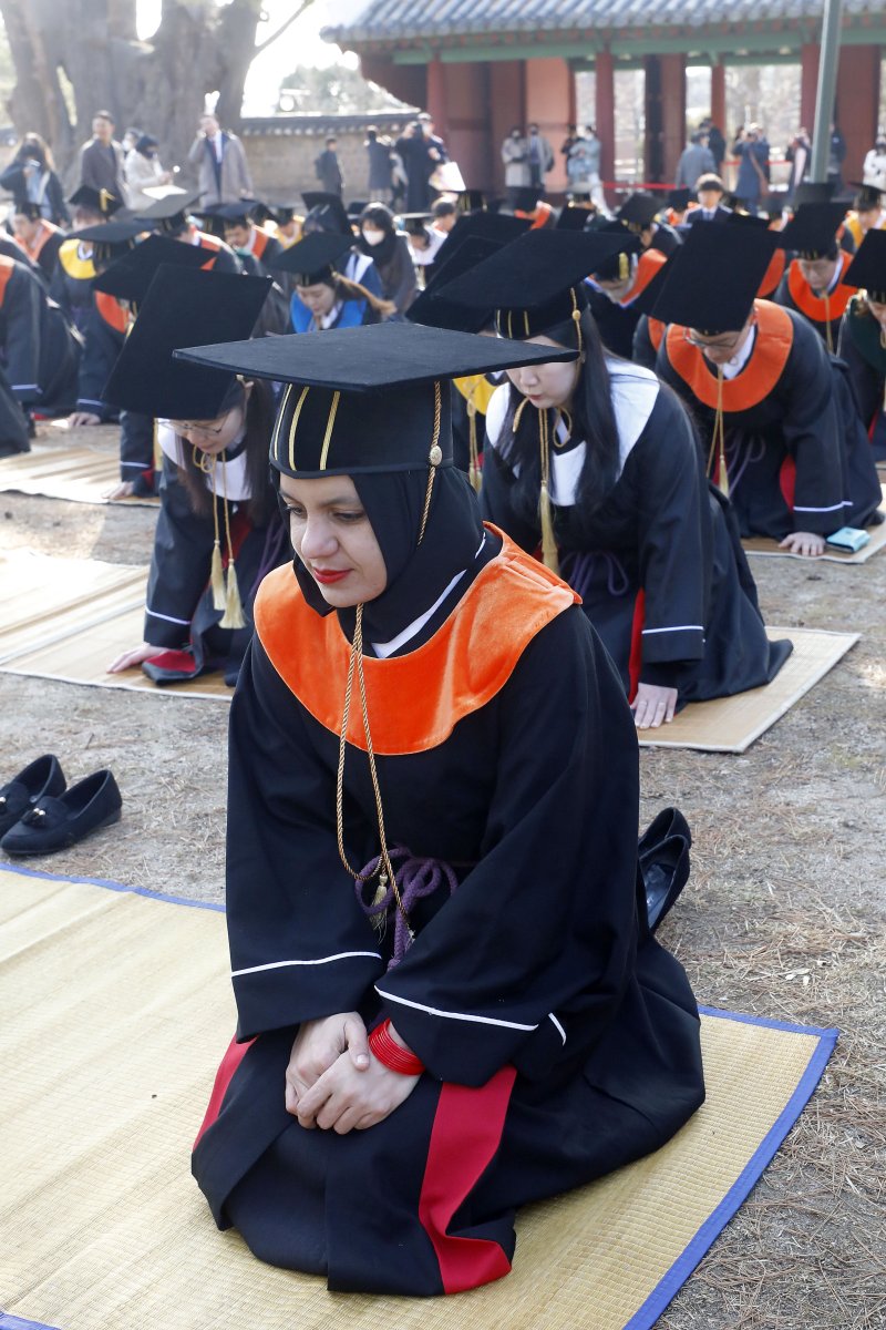 [서울=뉴시스] 최동준 기자 = 15일 서울 종로구 성균관대학교 대성전에서 졸업생들이 학위수여식 전 고유례를 봉행하고 있다. 2023.02.15. photocdj@newsis.com