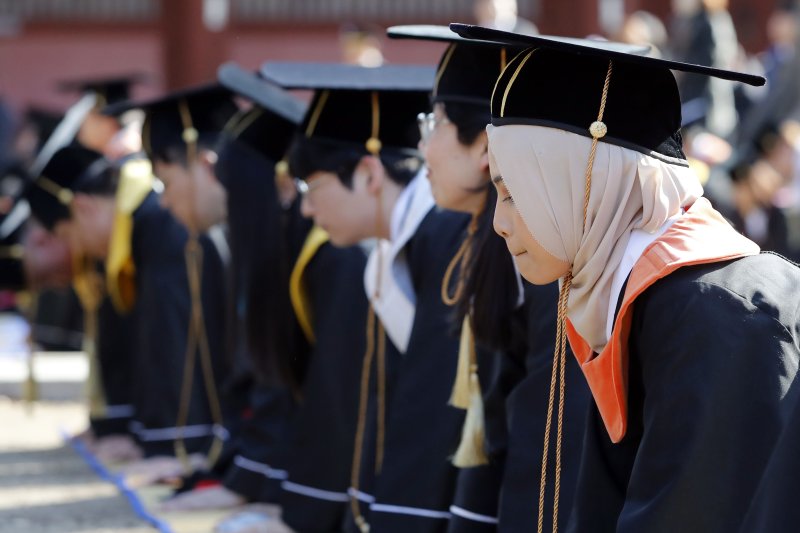 [서울=뉴시스] 최동준 기자 = 15일 서울 종로구 성균관대학교 대성전에서 졸업생들이 학위수여식 전 고유례를 봉행하고 있다. 2023.02.15. photocdj@newsis.com