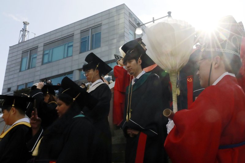 [서울=뉴시스] 최동준 기자 = 15일 서울 종로구 성균관대학교에서 졸업생들이 고유례를 봉행한 뒤 학위수여식장으로 이동하고 있다. 2023.02.15. photocdj@newsis.com