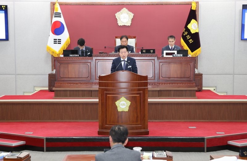 전북 고창군의회는 15일 제296회 임시회 첫날 본회의에서 고창발전의 핵심사업인 노을대교 4차선 확장 및 조기착공을 촉구하는 건의안을 채택했다. 오세환 의원이 건의문을 낭독하고 있다.(고창군의회 제공)2023.2.15/뉴스1