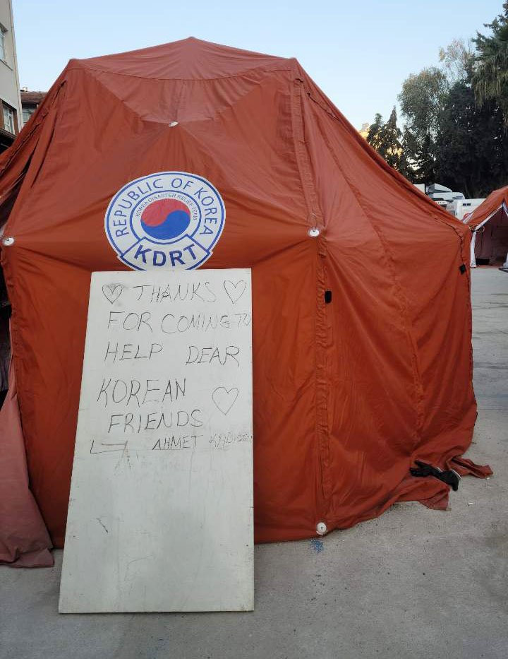 구호대 텐트에 한글로 또박또박... 튀르키예 주민들이 남긴 감사의 글