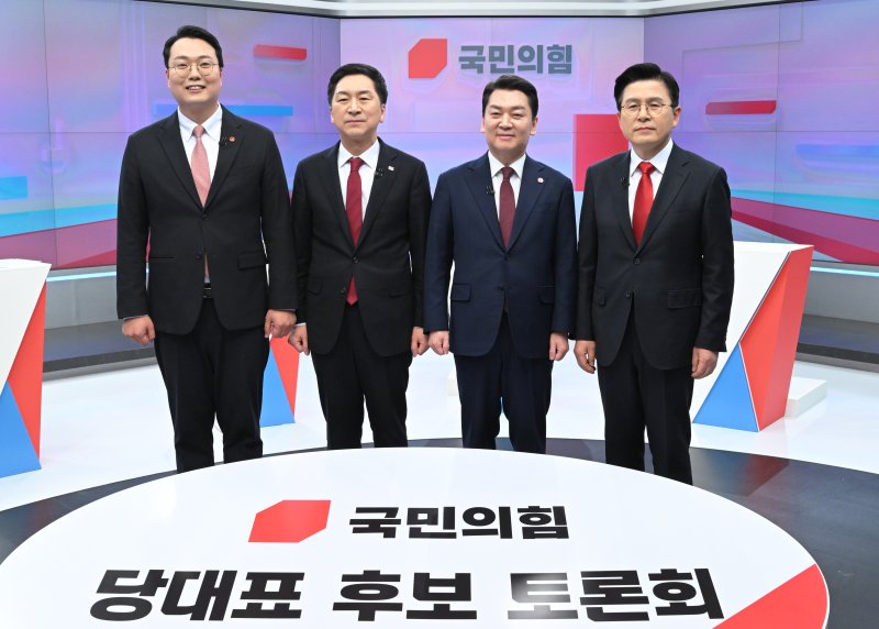 국민의힘 당대표 후보 첫번째 TV토론 (서울=연합뉴스) 15일 서울 중구 TV조선 스튜디오에서 열린 국민의힘 당대표 후보 첫번째 TV토론에 앞서 천하람· 김기현·안철수·황교안 후보(왼쪽부터)가 기념촬영을 하고 있다. 2023.2.15 [국회사진기자단] photo@yna.co.kr (끝) /사진=연합 지면화상