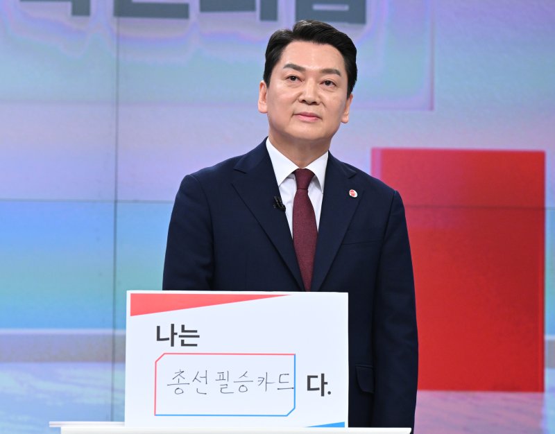 15일 서울 중구 TV조선 스튜디오에서 열린 국민의힘 당대표 후보 첫번째 TV토론에 앞서 안철수 후보가 토론회를 준비하고 있다. 사진=연합뉴스