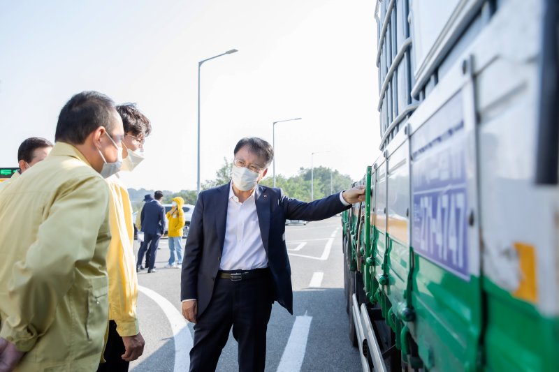 권용복 교통안전공단 이사장(오른쪽)이 화물차 불법 개조 단속 현장에서 점검을 하고 있다. 교통안전공단 제공