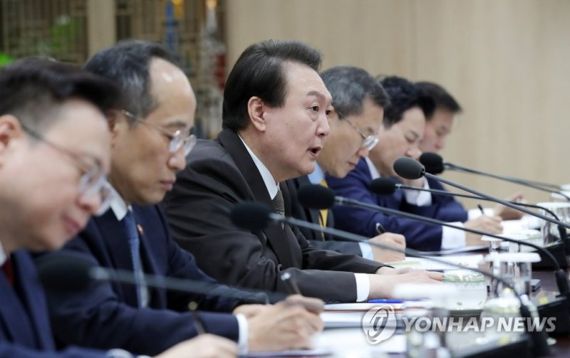 윤석열 대통령이 15일 오전 서울 용산 대통령실 청사에서 열린 제13차 비상경제민생회의에서 발언하고 있다. / 사진=연합뉴스