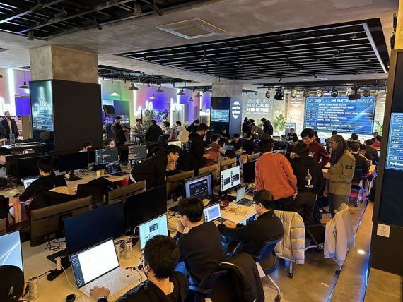 지난 2월 1일부터 2월 3일까지 열린 '앱토스 서울 해커톤'에 참가한 개발자들이 각자의 프로젝트를 진행하고 있다. 해시드 제공
