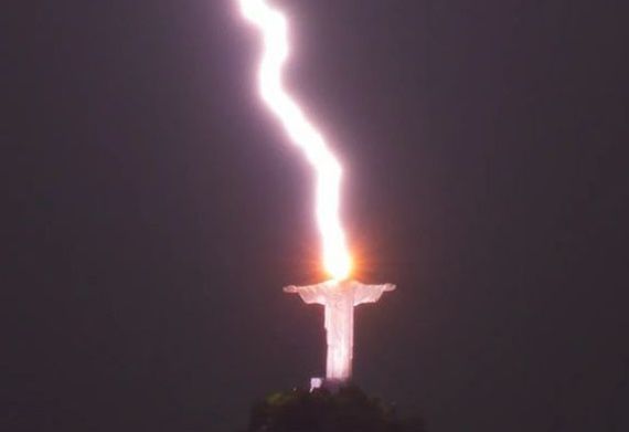 브라질 리우데자네이루의 거대 예수상 머리로 번개가 치는 모습. 출처=사진작가 페르난도 브라가 인스타그램 캡처