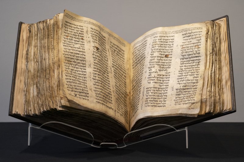 미국 뉴욕에서 소더비 경매소가 1100년 전의 히브리어 성경책 '코덱스 사순'을 공개하고 있다. 사진=뉴시스