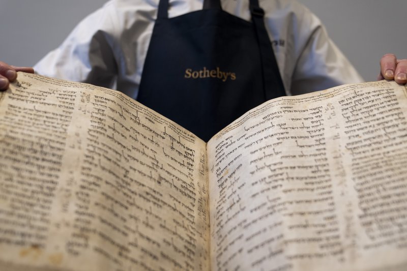[뉴욕=AP/뉴시스] 15일(현지시간) 미국 뉴욕에서 소더비 경매소가 1100년 전의 히브리어 성경책 '코덱스 사순'을 공개하고 있다. 소더비 측은 오는 5월 경매에 나올 세계 최고(最古)의 성경 '코덱스 사순'의 예상 낙찰가가 3천~5천만 달러(한화 약 387억~645억 원)라고 밝혔다. 이 성경은 12장을 제외하고 온전히 보관된 것으로 알려졌다. 2023.02.16.