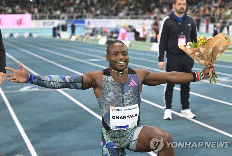 제이컵스를 꺾고 우승한 오만얄라 Kenya's Ferdinand Omanyala celebrates winning the men's 60m race during the "Hauts de France" indoor athletics meeting in Lievin, on February 15, 2023. (Photo by FRANCOIS LO PRESTI / AFP)
