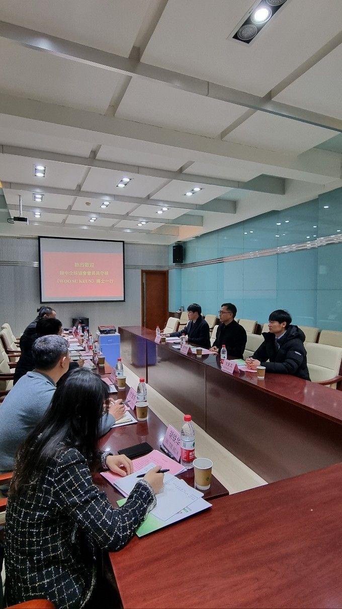 한중글로벌 협회 우수근 회장(오른쪽 가운데) 등 방문단과 중국 정부 당국의 농업관련 부서 직원들이 지난 15일(현지시간) 중국 현지에서 농업기술 협력 방안 등을 논의하고 있는 모습. 제공 한중글로벌협회