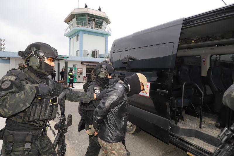 육군 53사단이 주도한 울산공항 방호훈련이 16일 실시됐다. 군과 경찰의 합동대테러부대가 폭발 테러범을 검거하고 있다. 이날 훈련은 공항 주차장에서 원인을 알 수 없는 차량 폭발로 화재와 부상자가 발생하는 상황 설정에서 시작됐다. /사진=육군 53사단 제공