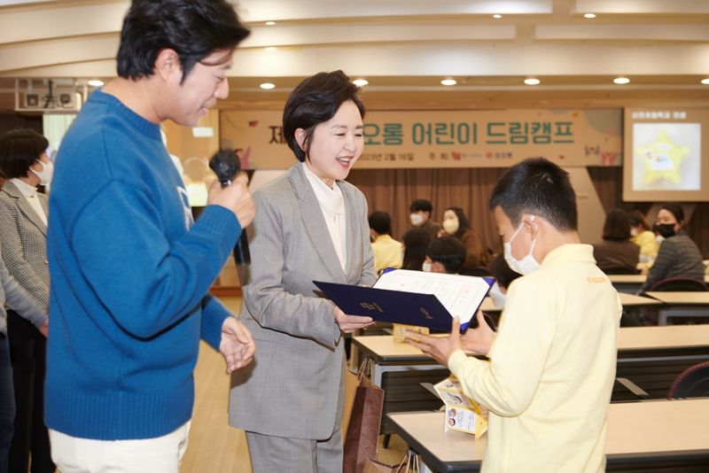 서창희 재단법인 꽃과어린왕자 이사장(가운데)과 개그맨 서태훈 씨가 참가 학생들에게 장학증서를 수여하고 있다. 코오롱 그룹 제공