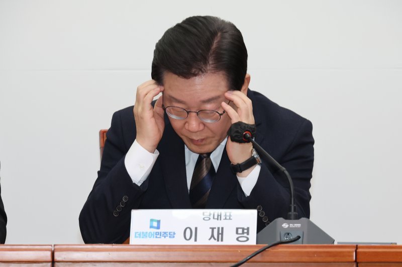 16일 검찰의 구속영장이 청구된 더불어민주당 이재명 대표가 이날 오후 국회에서 열린 최고위원회의에서 생각에 잠겨 있다. 사진=연합뉴스