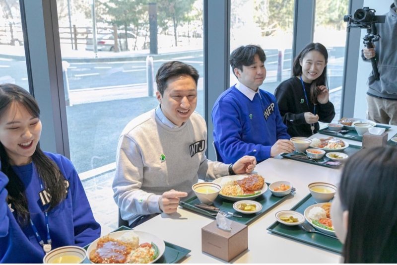 정기선 HD현대 및 한국조선해양 대표가 신입사원들과 소통하는 모습(HD현대 인스타그램 갈무리).