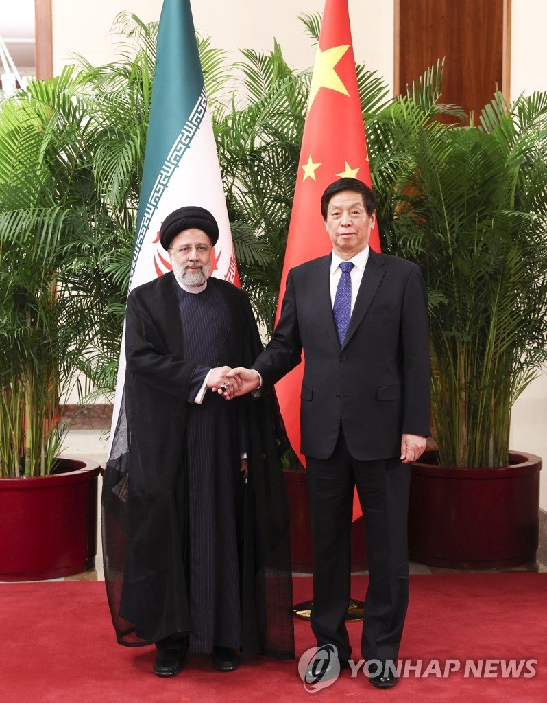 '방중' 이란 대통령과 악수하는 리잔수 전인대 상무위원장 '방중' 이란 대통령과 악수하는 리잔수 전인대 상무위원장 (베이징 신화=연합뉴스) 리잔수 전국인민대표대회(전인대) 상무위원장(오른쪽)이 14일 베이징 인민대회당에서 세예드 에브라힘 라이시 이란 대통령과 악수하고 있다. 라이시 대통령은 이날 2박3일 일정으로 중국을 국빈 방문했다. 이란 대통령의 방중은 20년 만이다. 2023.02.15 yerin4712@yna.co.kr (끝)