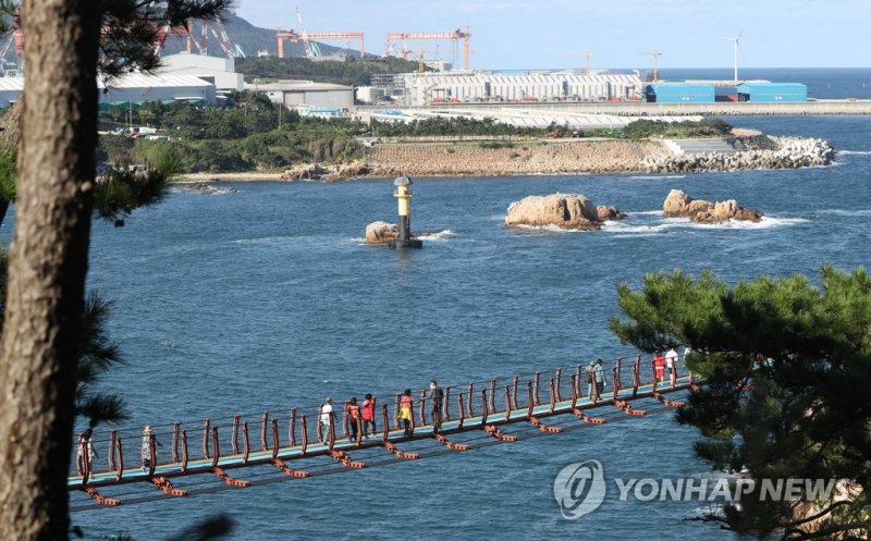 울산 대왕암공원 출렁다리. 연합뉴스