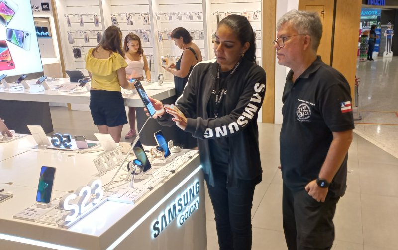 [서울=뉴시스]브라질 상파울로에 위치한 삼성 익스피리언스 스토어에서 현지 소비자들이 갤럭시 S23의 혁신 기능을 체험하고 있다. (사진=삼성전자 제공)