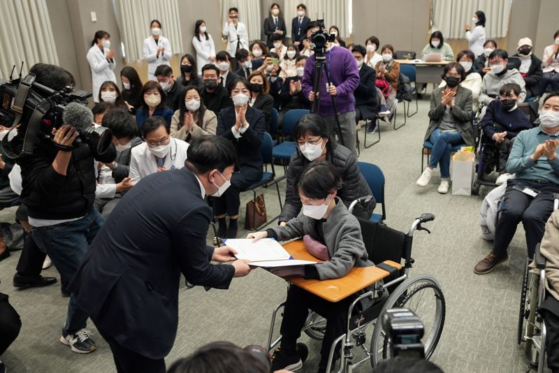 대한호흡기보조기서비스협회에서 입학과 졸업을 앞둔 학생들에게 장학금을 전달하고 있다. 강남세브란스병원 제공