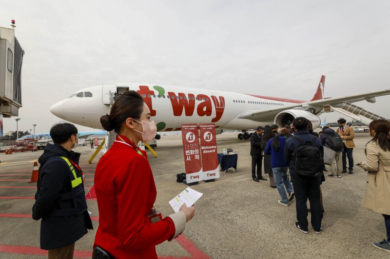 티웨이항공이 최장 1만km까지 운항할 수 있는 A330-300기를 도입해 지난해 3월17일 김포국제공항에서 공개했다. /뉴스1 ⓒ News1 공항사진기자단