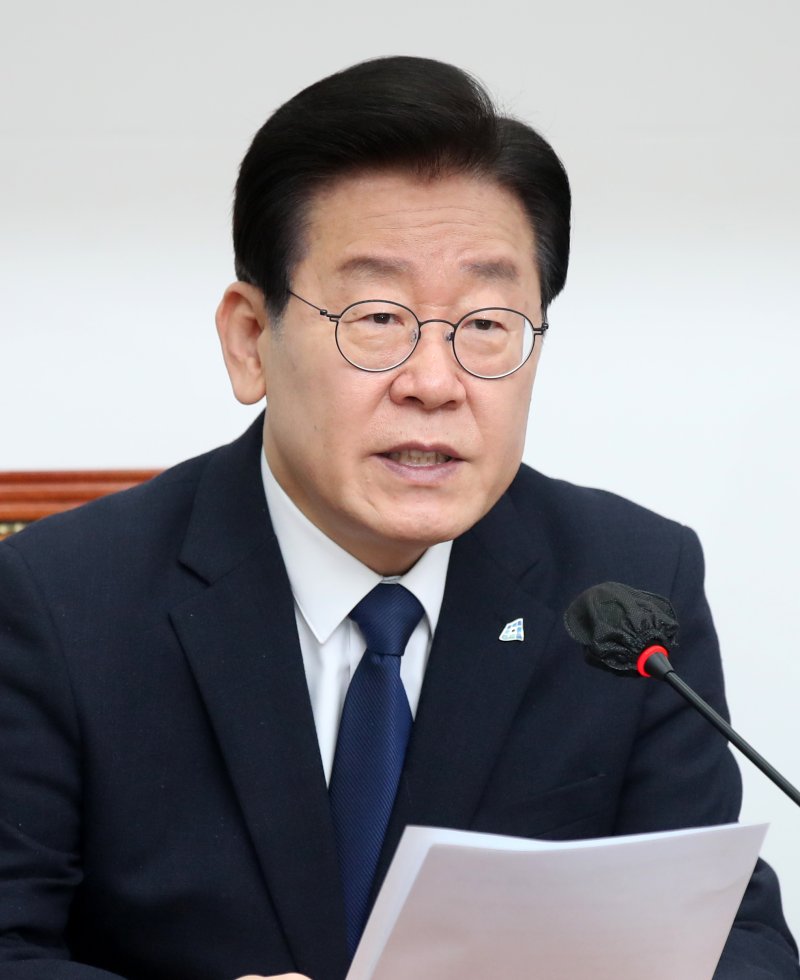 [서울=뉴시스] 고범준 기자 = 이재명 더불어민주당 대표가 17일 오전 서울 여의도 국회에서 열린 최고위원회의에서 발언하고 있다. 2023.02.17. bjko@newsis.com