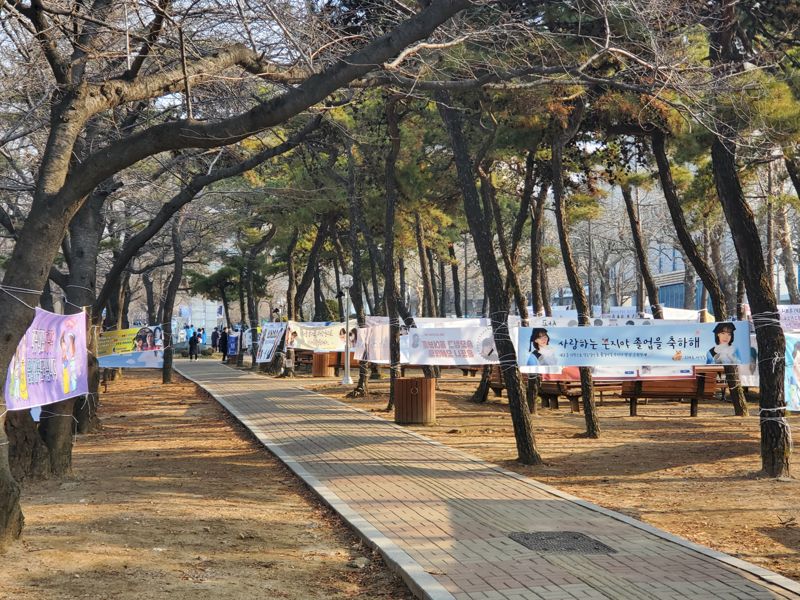 17일 인하대 학위 수여식을 맞아 재학생들이 캠퍼스 곳곳에 선배들의 졸업 축하 플래카드를 게시했다. 이날 인하대 '하이데거의 숲'을 비롯해 캠퍼스 곳곳에 내걸린 플래카드는 수백여개에 이른다. 학생들은 플래카드를 부착할 좋은 장소 선점을 위해 졸업식 일주일 전부터 플래카드를 게시하는 등 치열한 경쟁을 벌였다.